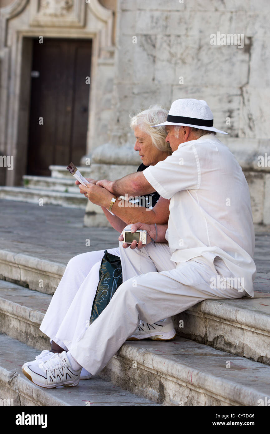 Reife Ehepaare, die Reiseführer konsultieren, Touristeninformationen studieren. Cadiz. Spanien Stockfoto