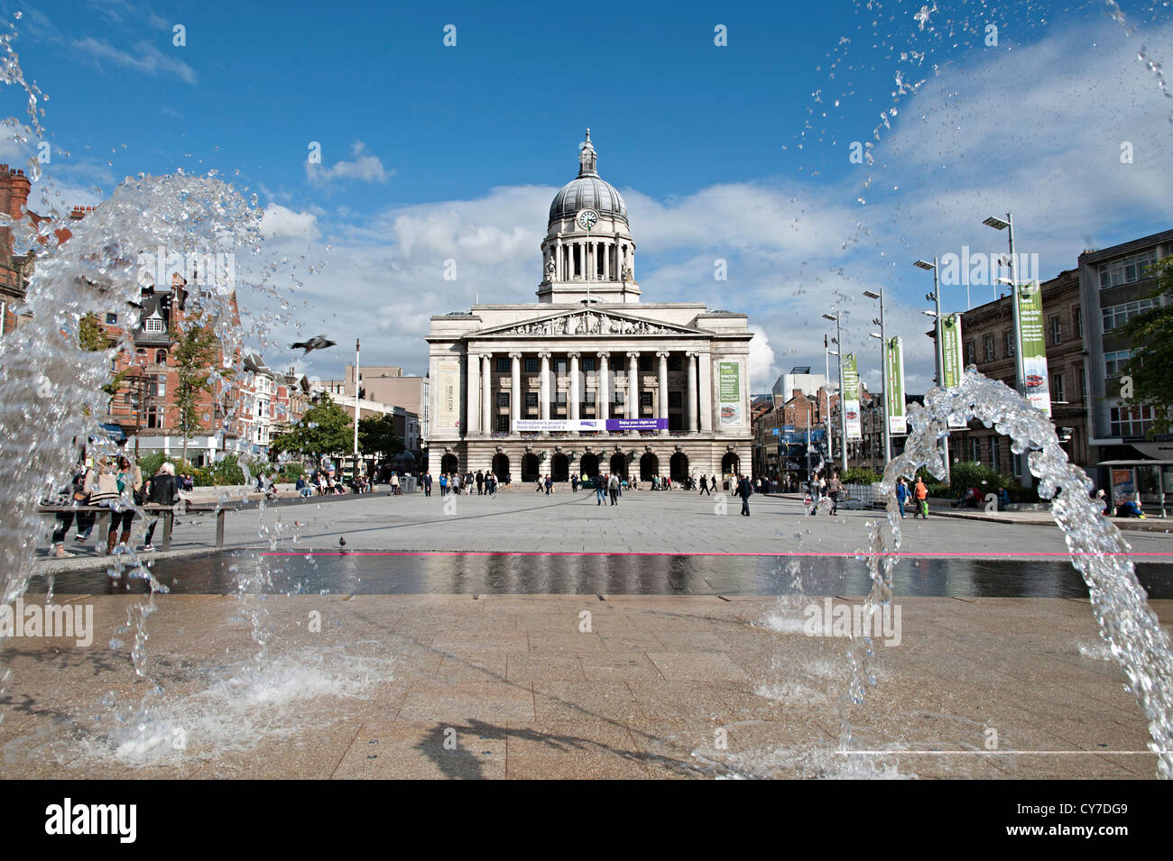 Nottingham-Marktplatz mit Rathaus und neue Sanierung Pool mit Brunnen auf dem Platz Stockfoto