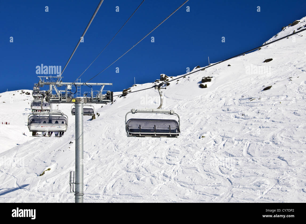 Leere Skilift, verschneite Berge und blauer Himmel - Les Menuires, Alpen (Frankreich) Stockfoto