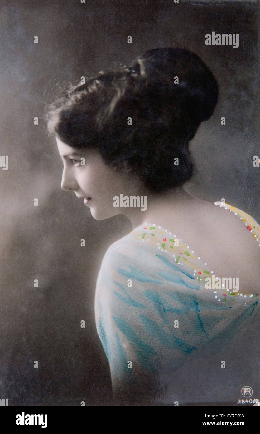 Pinup Model Womans Fashion 1900s 1910s. VEREINIGTES KÖNIGREICH. Hand-farbige Foto-Postkarte. Stockfoto