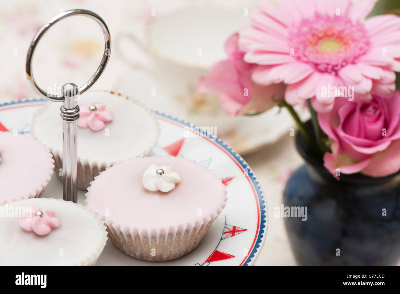 Rosa und weiße Feenkuchen Stockfoto