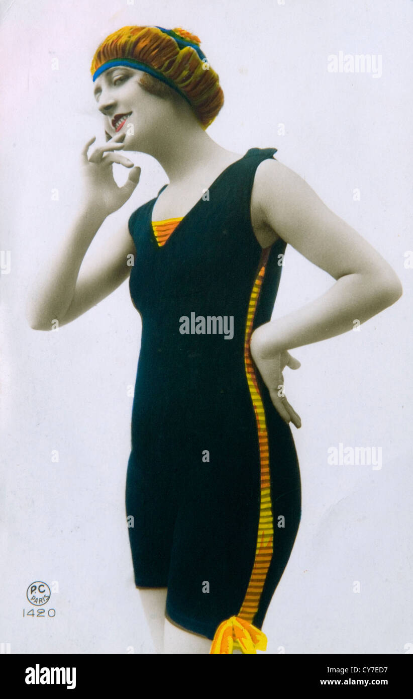 1920er Jahre Badenixe modischen Badeanzug tragen. UK Hand farbige Photo Postkarte. Veröffentlicht im Jahr 1925 Stockfoto