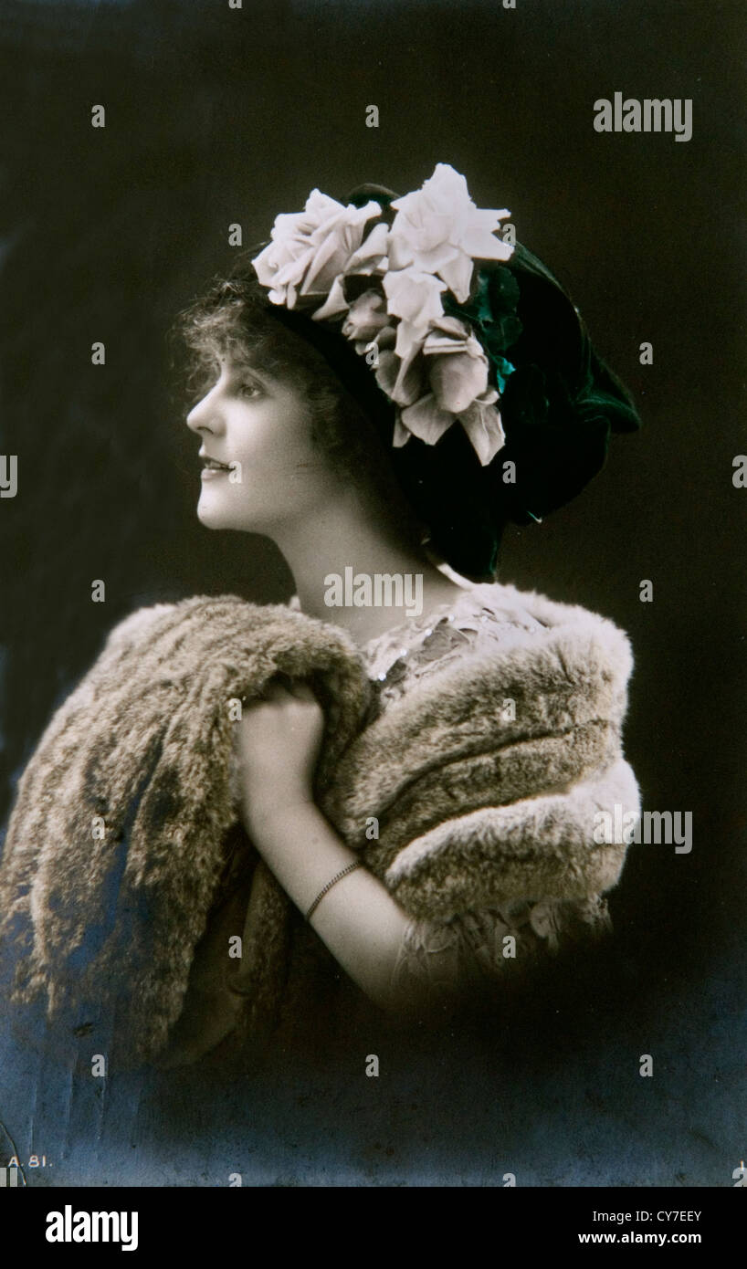 1900s pinup Handcolorierte Foto Postkarte, Foto von modischen Frau. Großbritannien Stockfoto