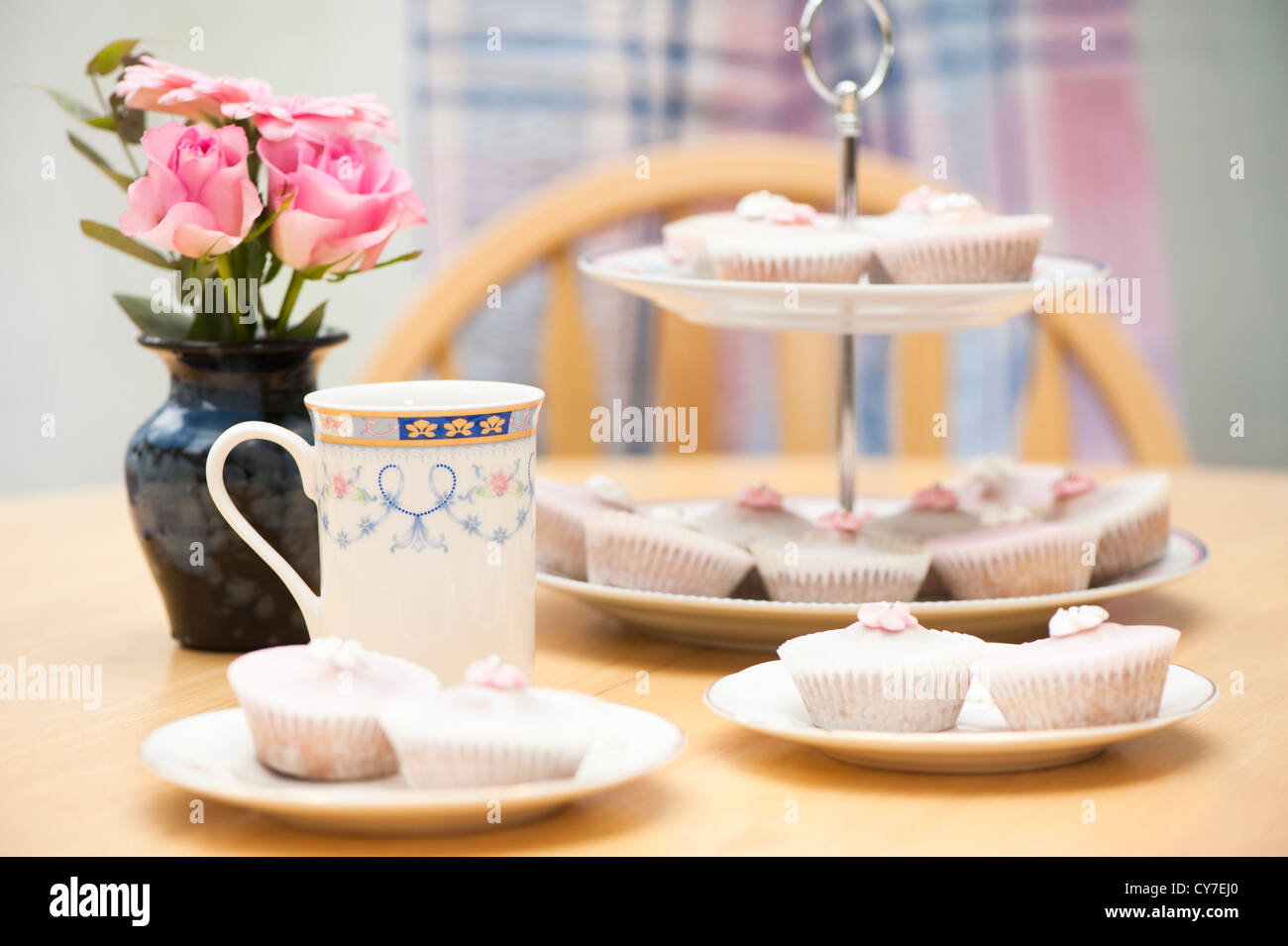 Nachmittags Tee und Fee Kuchen Stockfoto