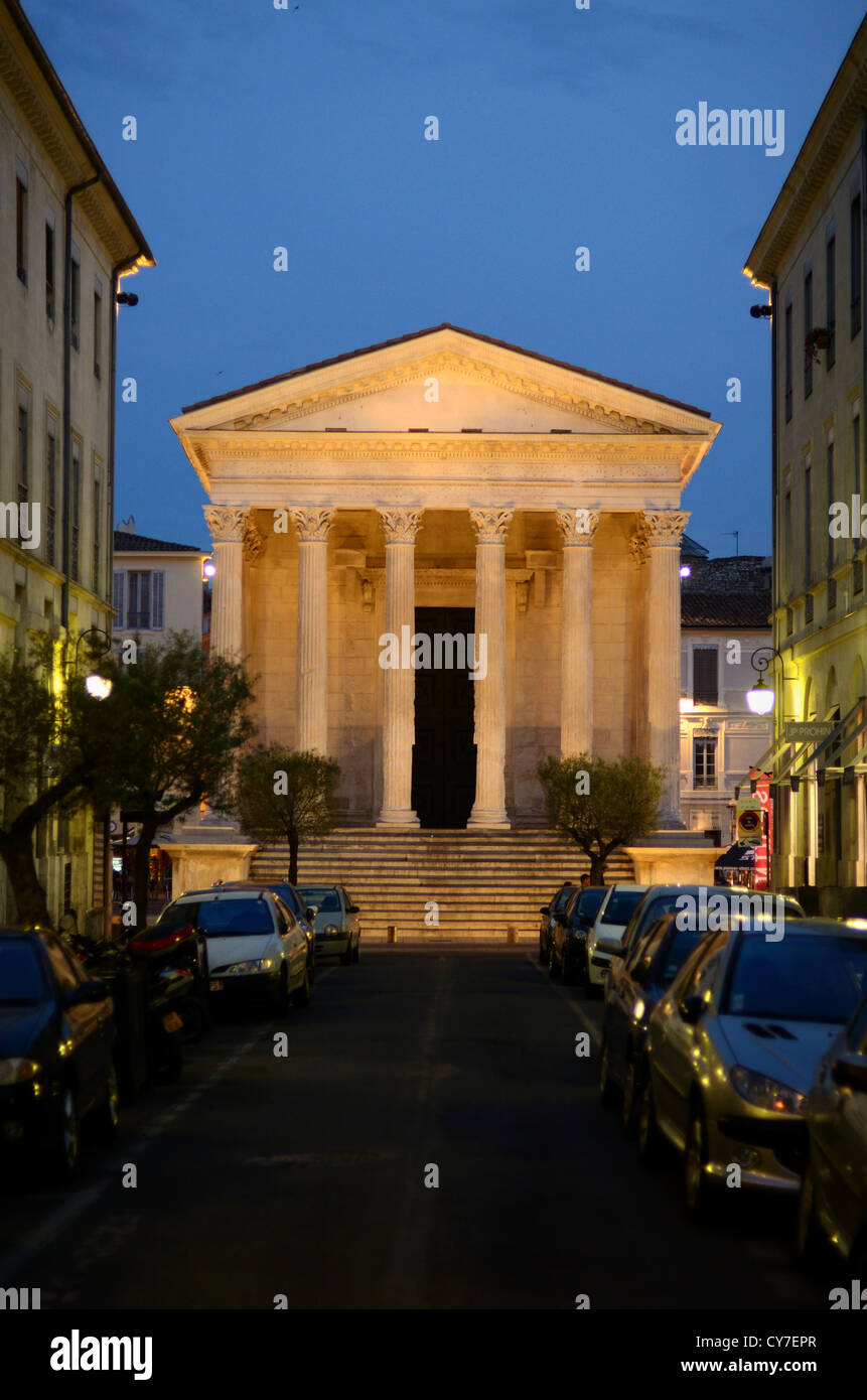 Die Maison Carrée oder römischen Tempel beleuchtet in der Nacht oder bei Dämmerung Nimes Gard France Stockfoto