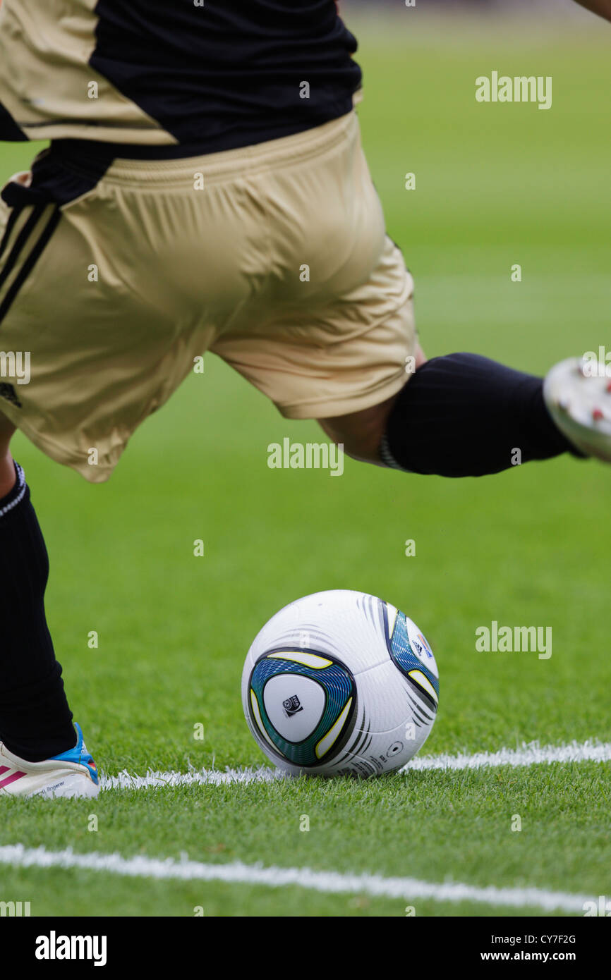 Deutschland Torwart Nadine Angerer setzt auf um den Ball zu treten, während das Eröffnungsspiel der FIFA Frauen WM-Fußball-Turnier Stockfoto