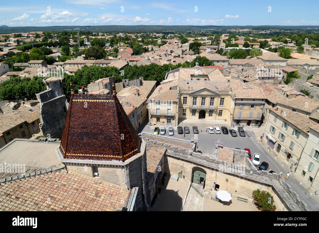 Luftaufnahme, Panorama oder Panoramablick über die Altstadt oder den historischen Bezirk von Uzès vom Herzogspalast oder Château Uzès Gard France Stockfoto