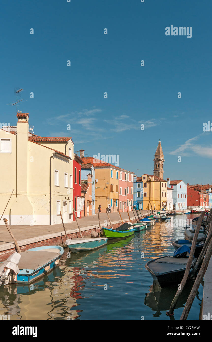 Burano-Kanal mit schiefen Turm der Kirche von San Martino, Fondamenta della Pescheria, Venedig, Veneto, Italien Stockfoto