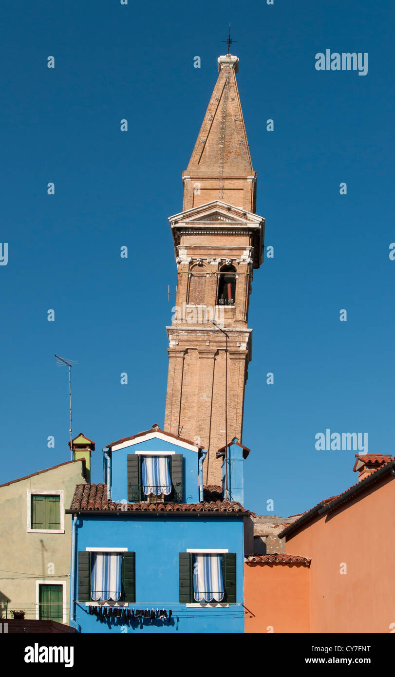 Schiefe Turm der Kirche San Martino, Burano, Venedig, Veneto, Italien Stockfoto