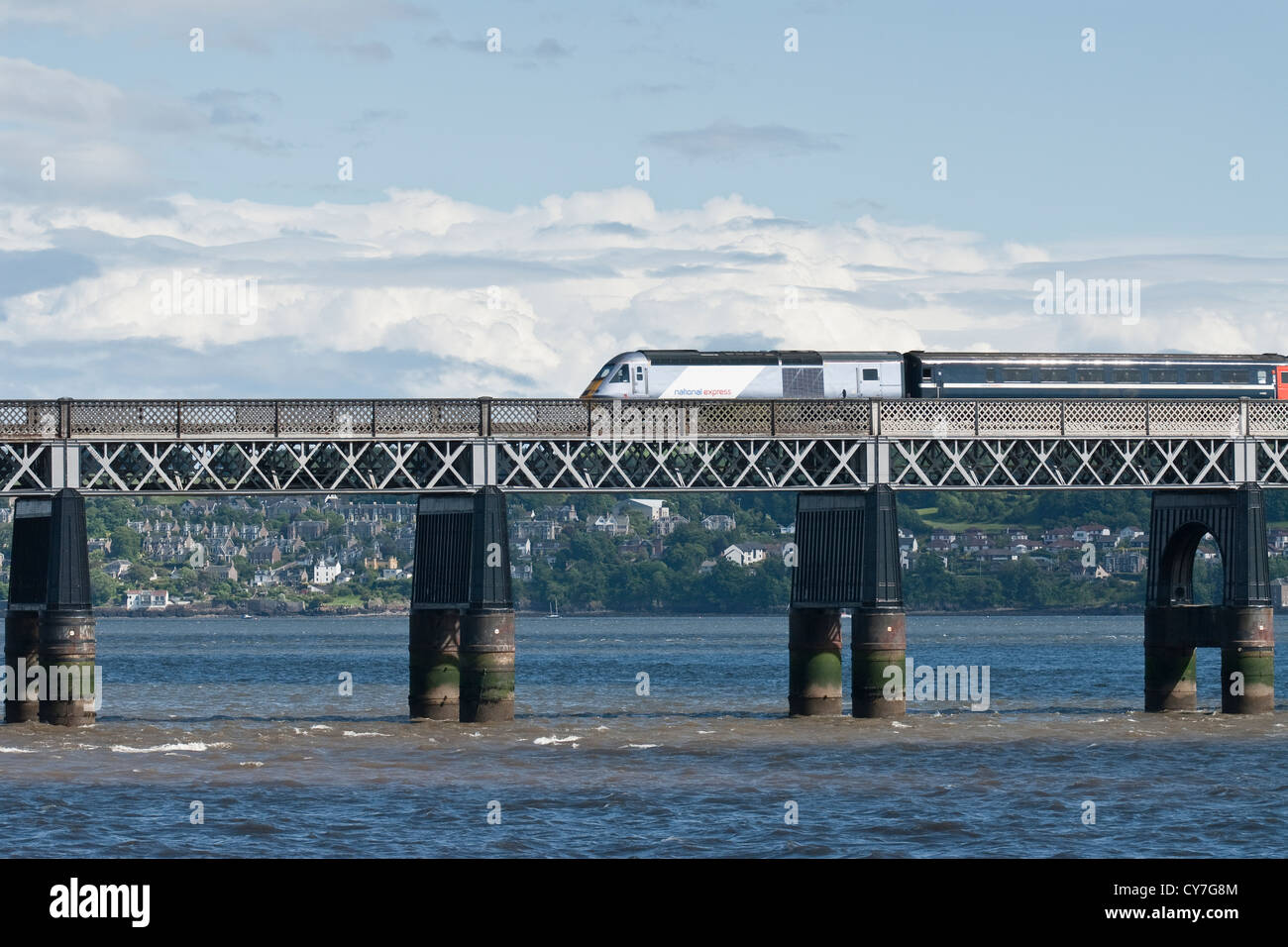 Intercity 125 Ostküste Bahnübergang die Tay Eisenbahnbrücke am Dundee. Schottland Stockfoto