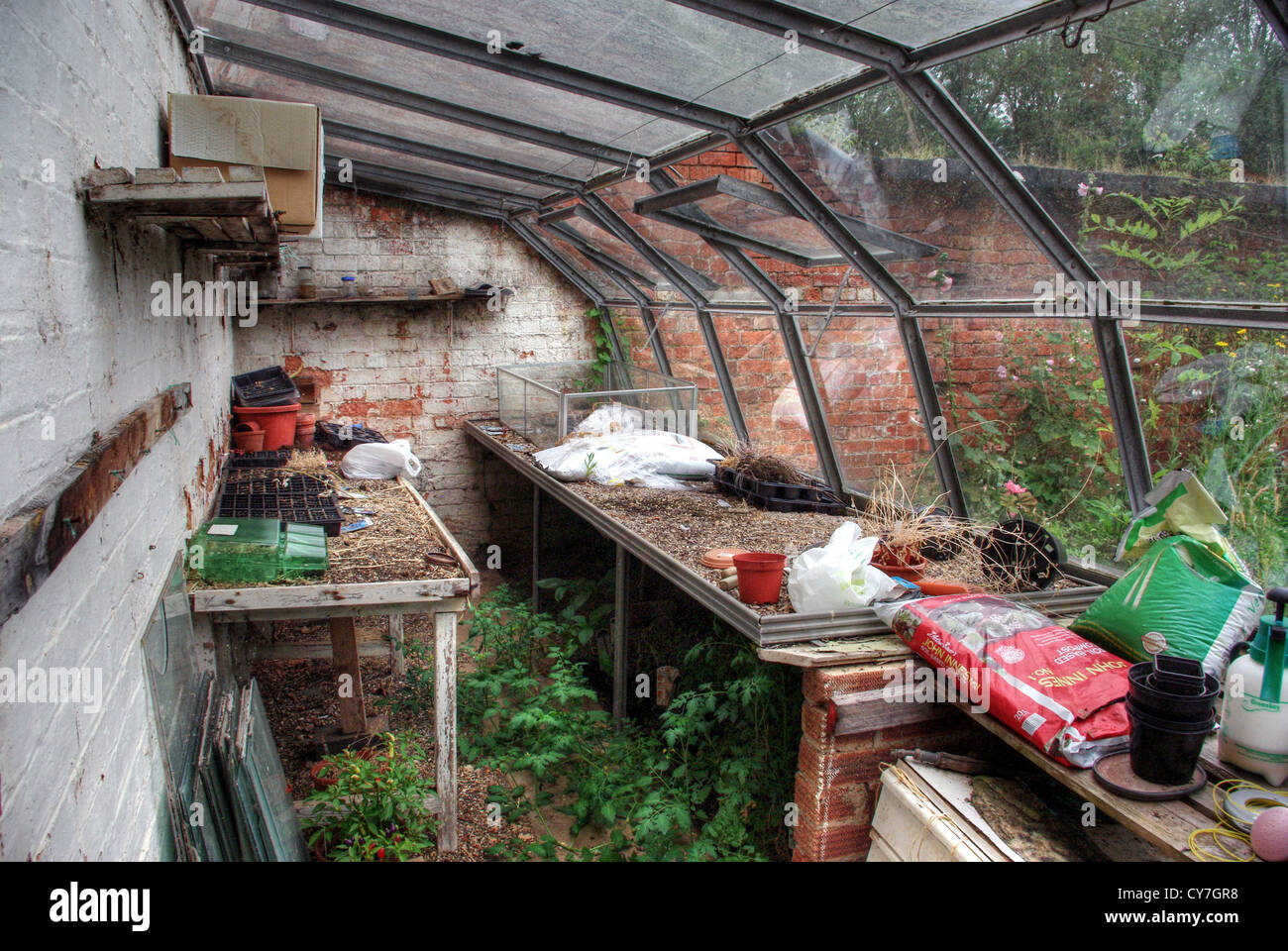 Verfallene angebauten Gewächshaus auf dem Gelände des Stoke Park Pavillons, UK Stockfoto