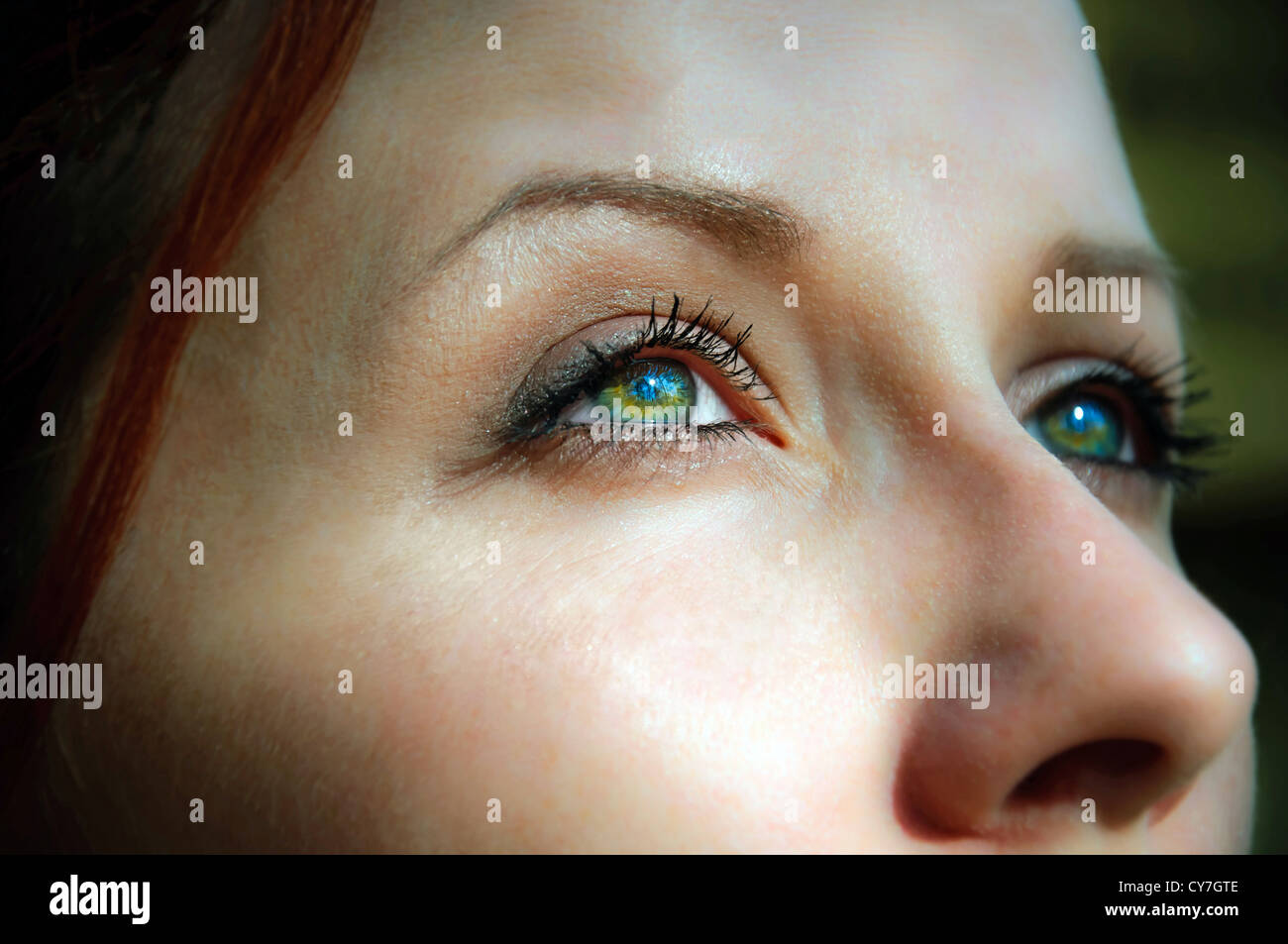 Schuss von einem Weibchen Auge in der Sonne hautnah. Stockfoto