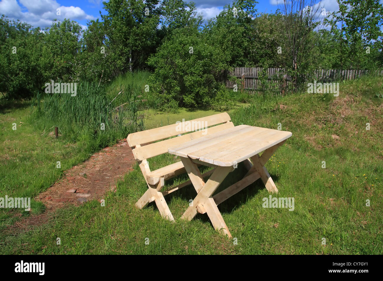 Holzmöbel im Sommergarten Stockfoto