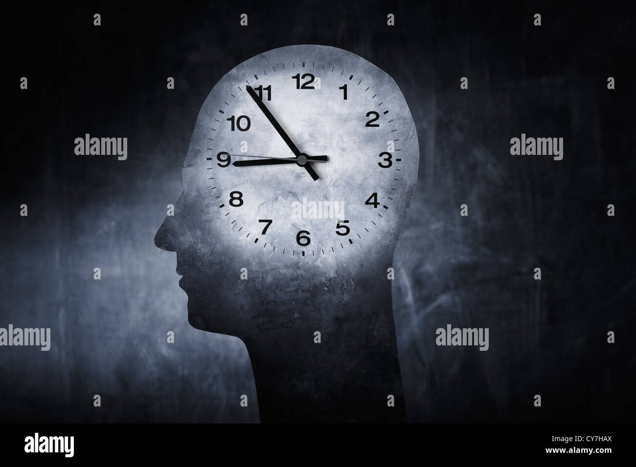 Konzeptbild einer Uhr überlagert auf dem Kopf eines Menschen. Stockfoto