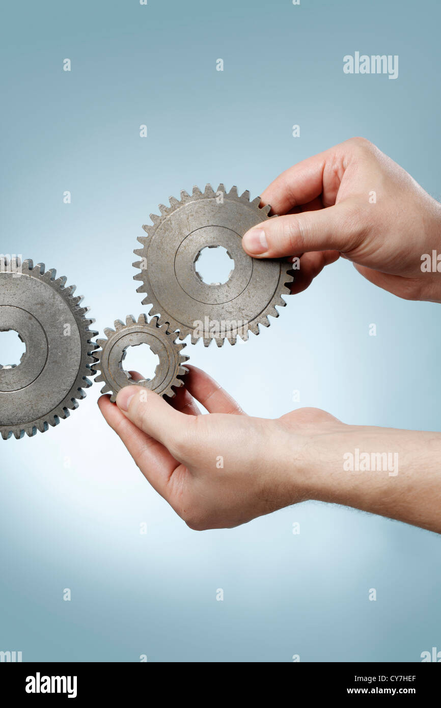 Entwerfen eines mechanischen Systems mit alten metallische Zahnräder Zahnrad Mann. Stockfoto