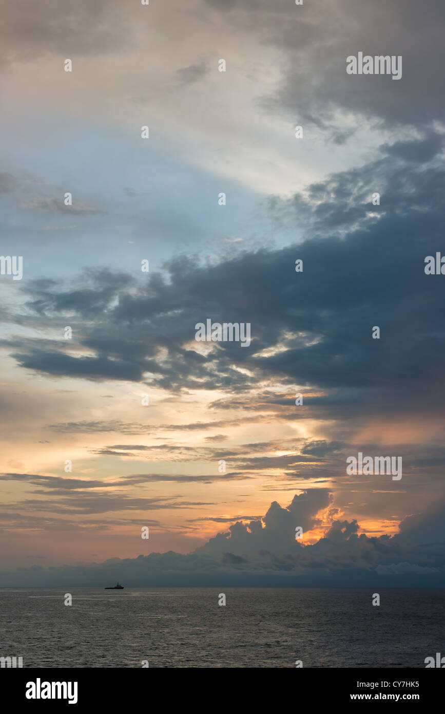Wolken am Meer bei Sonnenuntergang Stockfoto