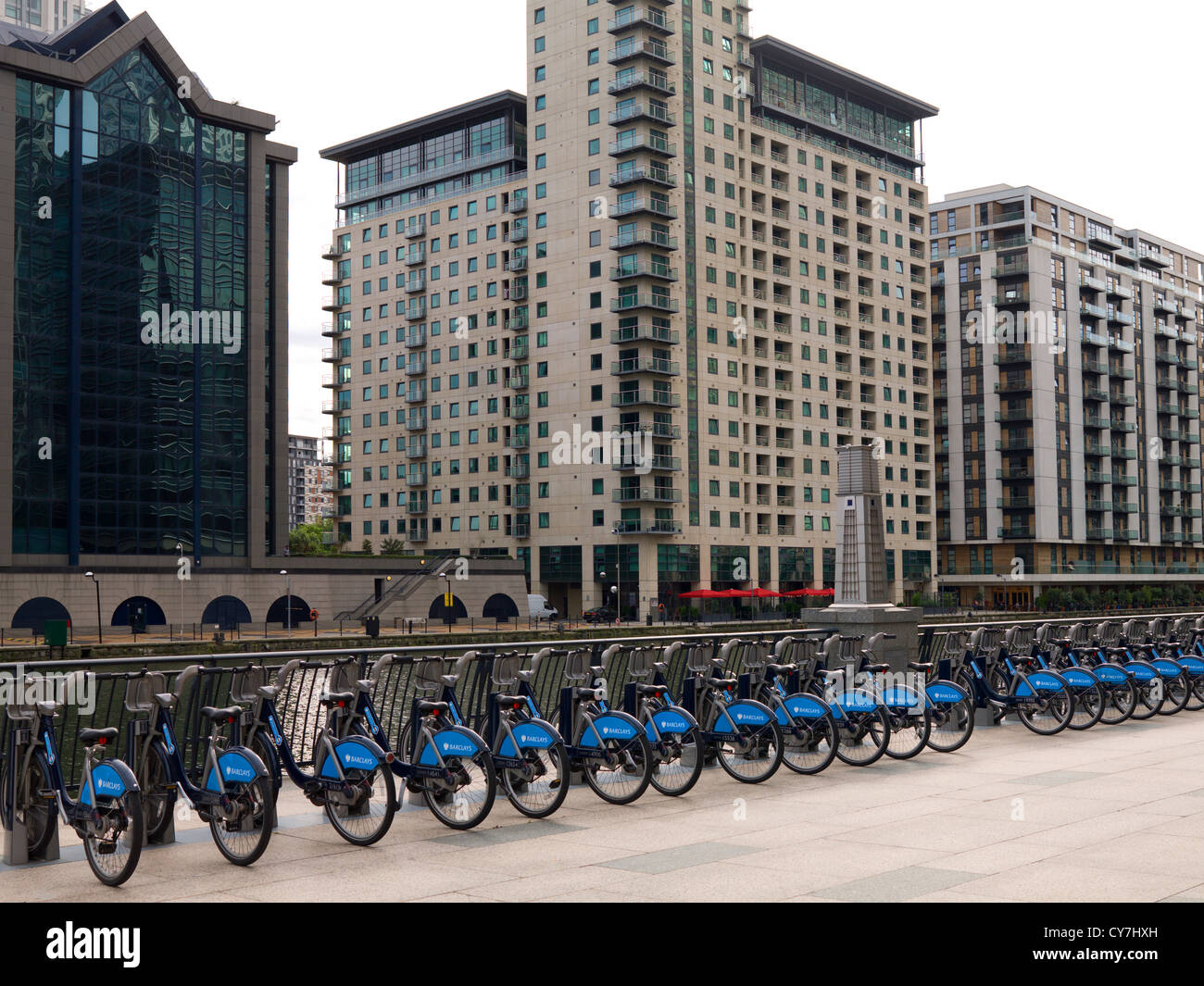 Rack mit Barclays Fahrräder, Canary Wharf London Vereinigtes Königreich. Stockfoto