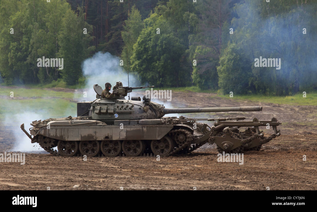Kampfpanzer T - 55M von der finnischen Armee mit KMT-5 Mine clearing-Walze. Stockfoto