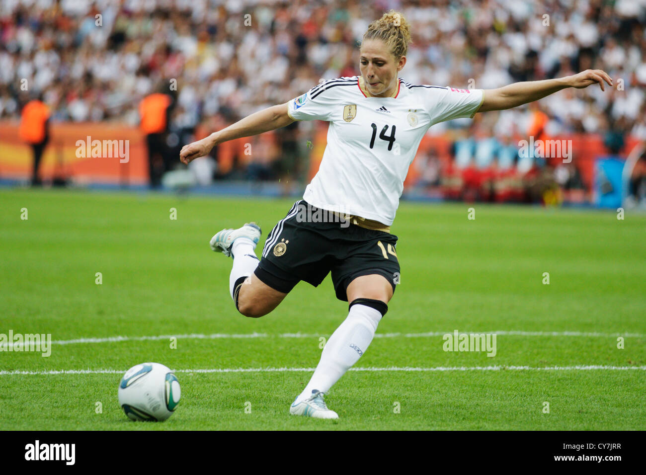 BERLIN - 26. JUNI: Kim Kulig aus Deutschland im ersten Spiel der FIFA Frauen-Weltmeisterschaft gegen Kanada im Olympiastadion am 26. Juni 2011 in Berlin. Nur redaktionelle Verwendung. Kommerzielle Nutzung verboten. (Foto: Jonathan Paul Larsen / Diadem Images) Stockfoto