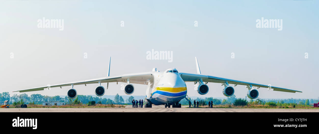 AN-225 "Mriya" am Flugplatz vor Flug. Ansicht von vorne. Stockfoto