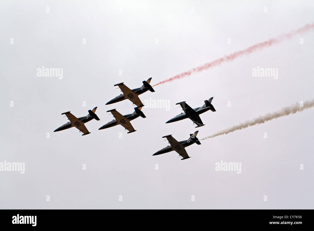 vier Düsenflugzeuge im bewölkten Himmel Stockfoto