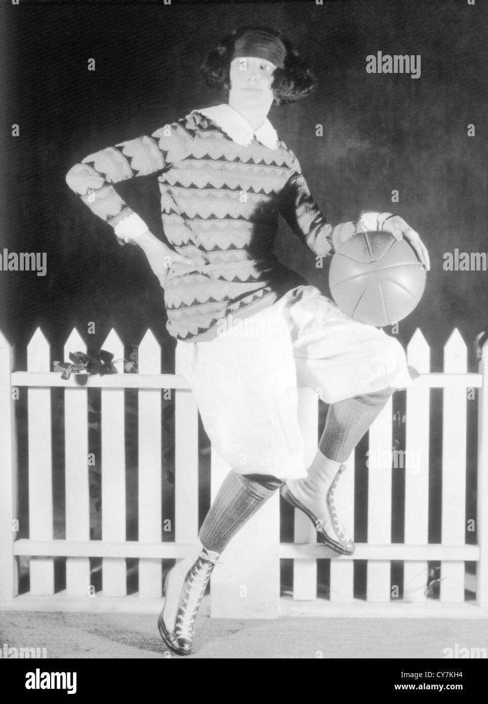 Frauen, gekleidet in Sportkleidung und Holding Ball Stockfoto