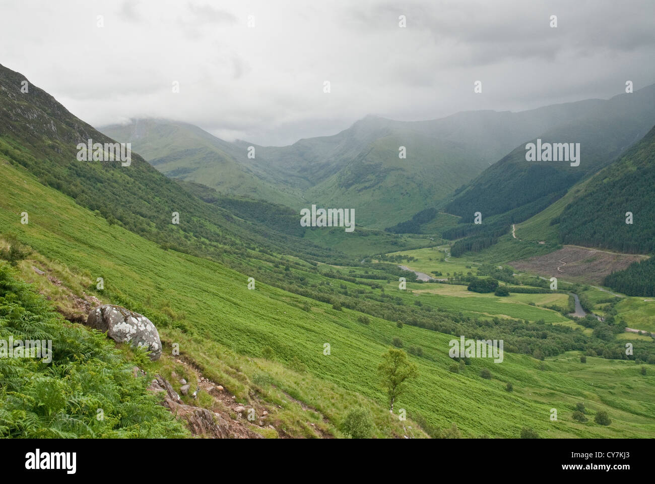 Blick hinunter ins Glen Nevis von den Hängen des Ben Nevis Stockfoto