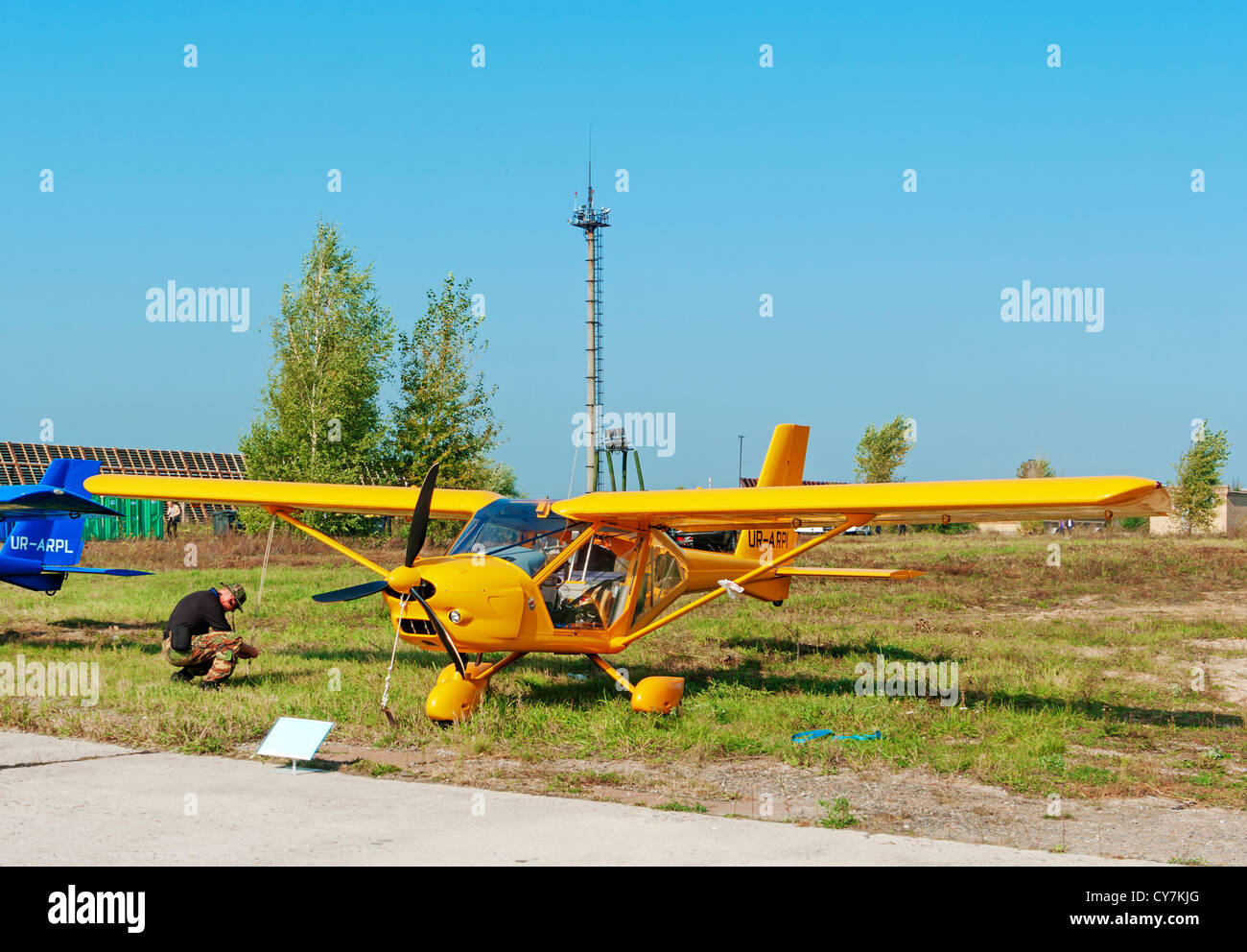 Leichte Flugzeug zum Cruisen und training auf gelb - Gesamtansicht. Stockfoto