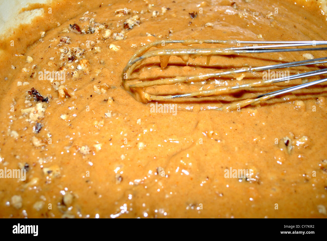 Herstellung von Kürbis Brot mit Nüssen Stockfoto