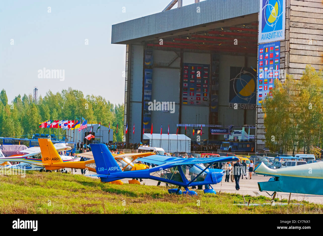 Ausstellung von Flugzeugen auf der Freifläche und die offene Halle. Ausstellung "Aviasvit 21'. Stockfoto