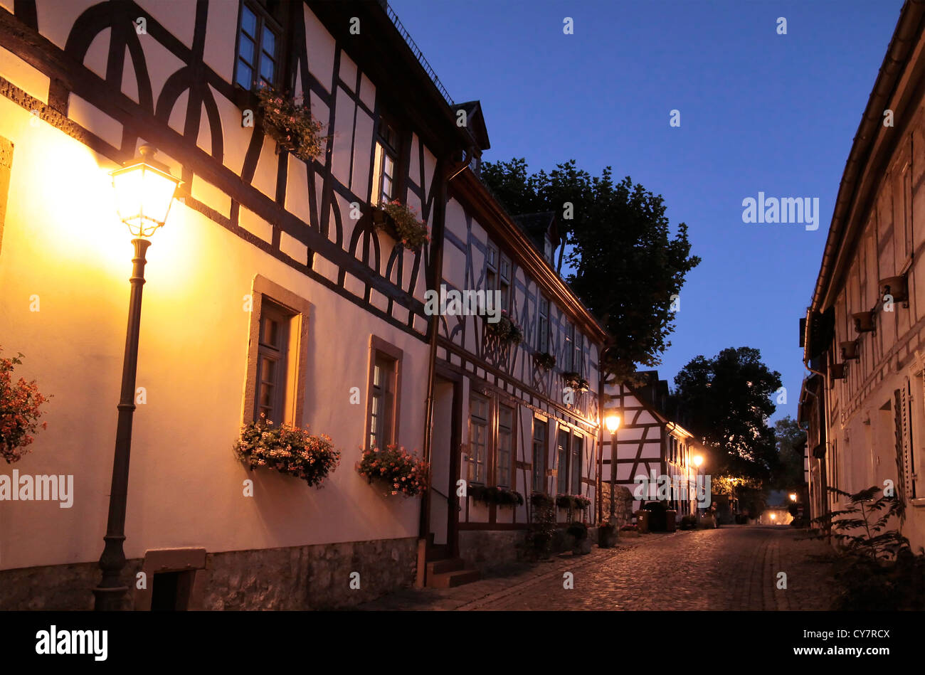Alte Gasse mit Fachwerkhaus am Abend, Eltville, Rheingau, Hessen, Deutschland Stockfoto