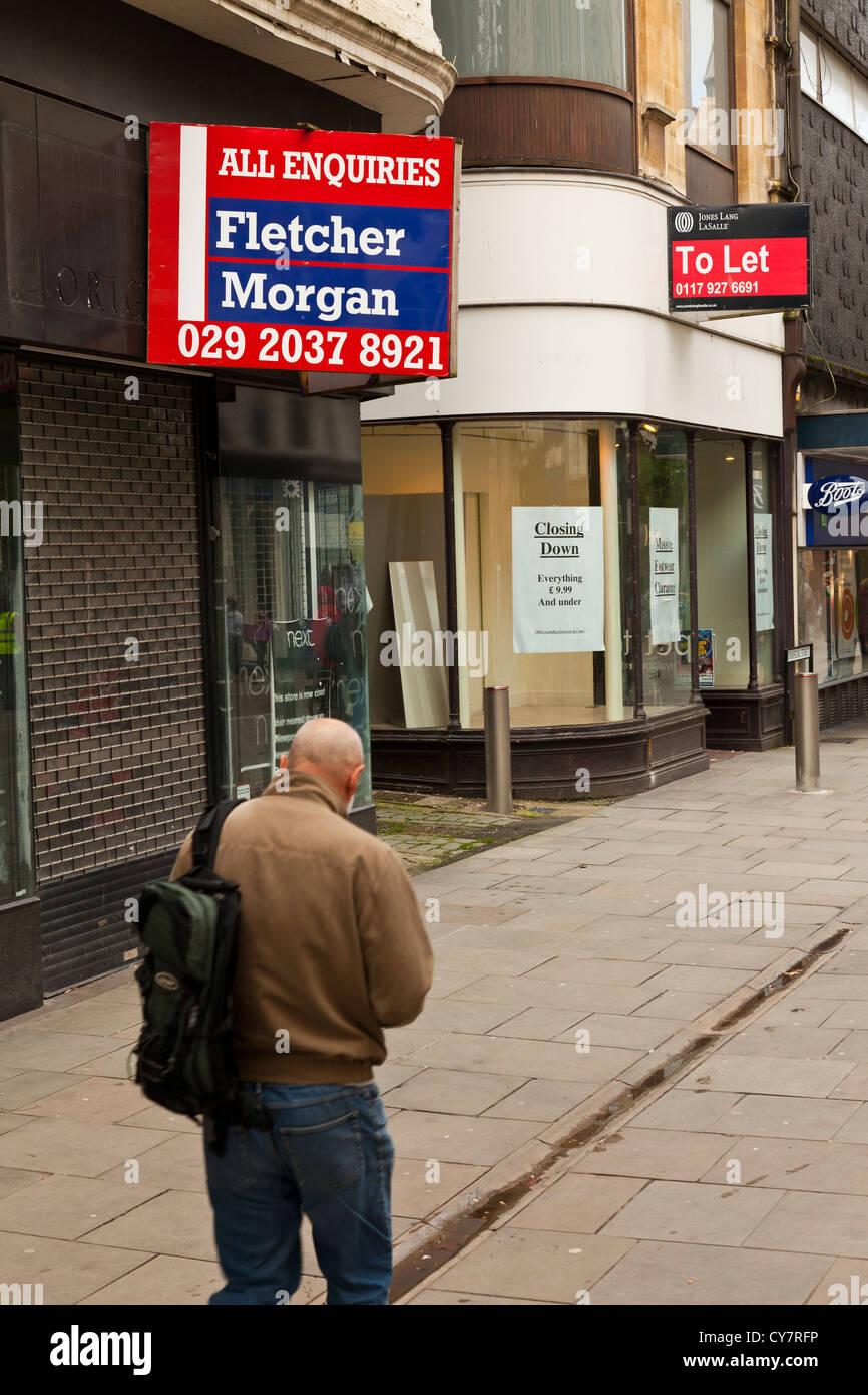 Shop Shop Ladengeschäft "For Sale" oder "Lassen Sie" typische Szene auf britischen Straßen in diesen unsicheren Zeiten. Stockfoto