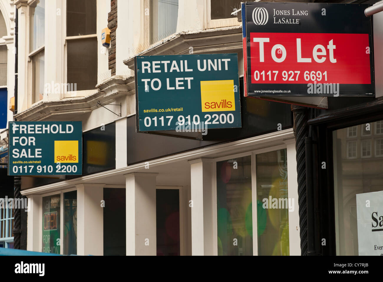 Shop Shop Ladengeschäft "For Sale" oder "Lassen Sie" typische Szene auf britischen Straßen in diesen unsicheren Zeiten. Stockfoto