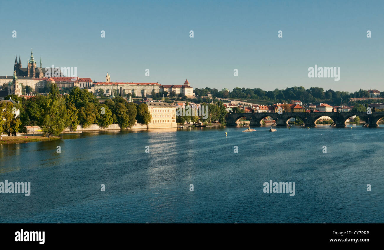 Prager Burg erhebt sich über der Stadt und Fluss Vitava, Prag, Tschechische Republik Stockfoto