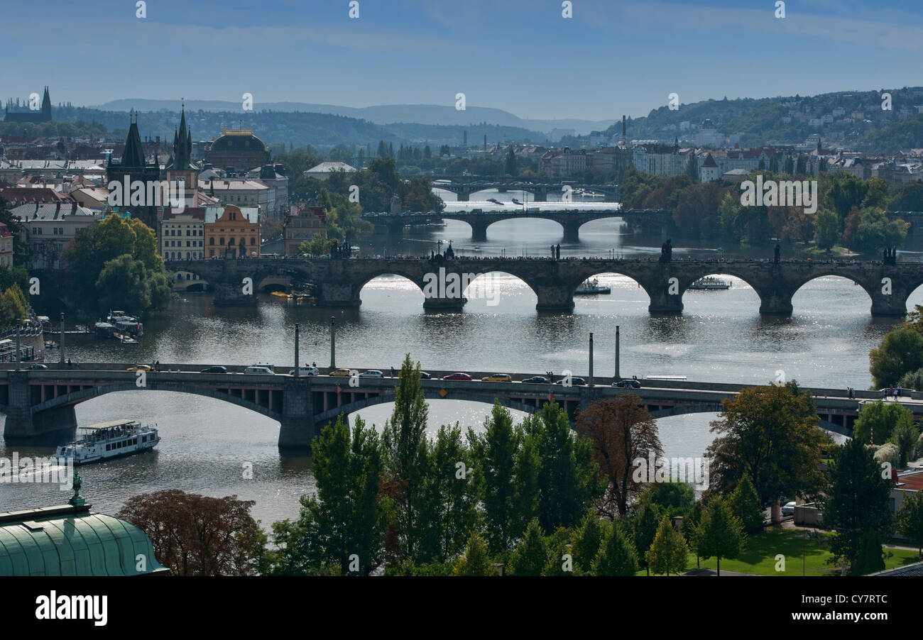 Die historische Karlsbrücke über den Fluss Vitava in Prag, Tschechische Republik Stockfoto