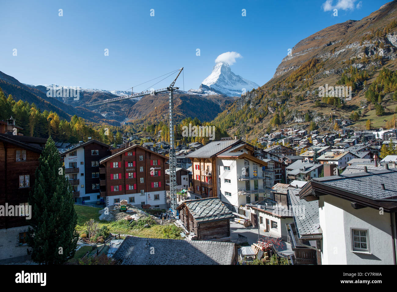Stadt von Zermatt im Herbst mit Matterhorn im Hintergrund Stockfoto