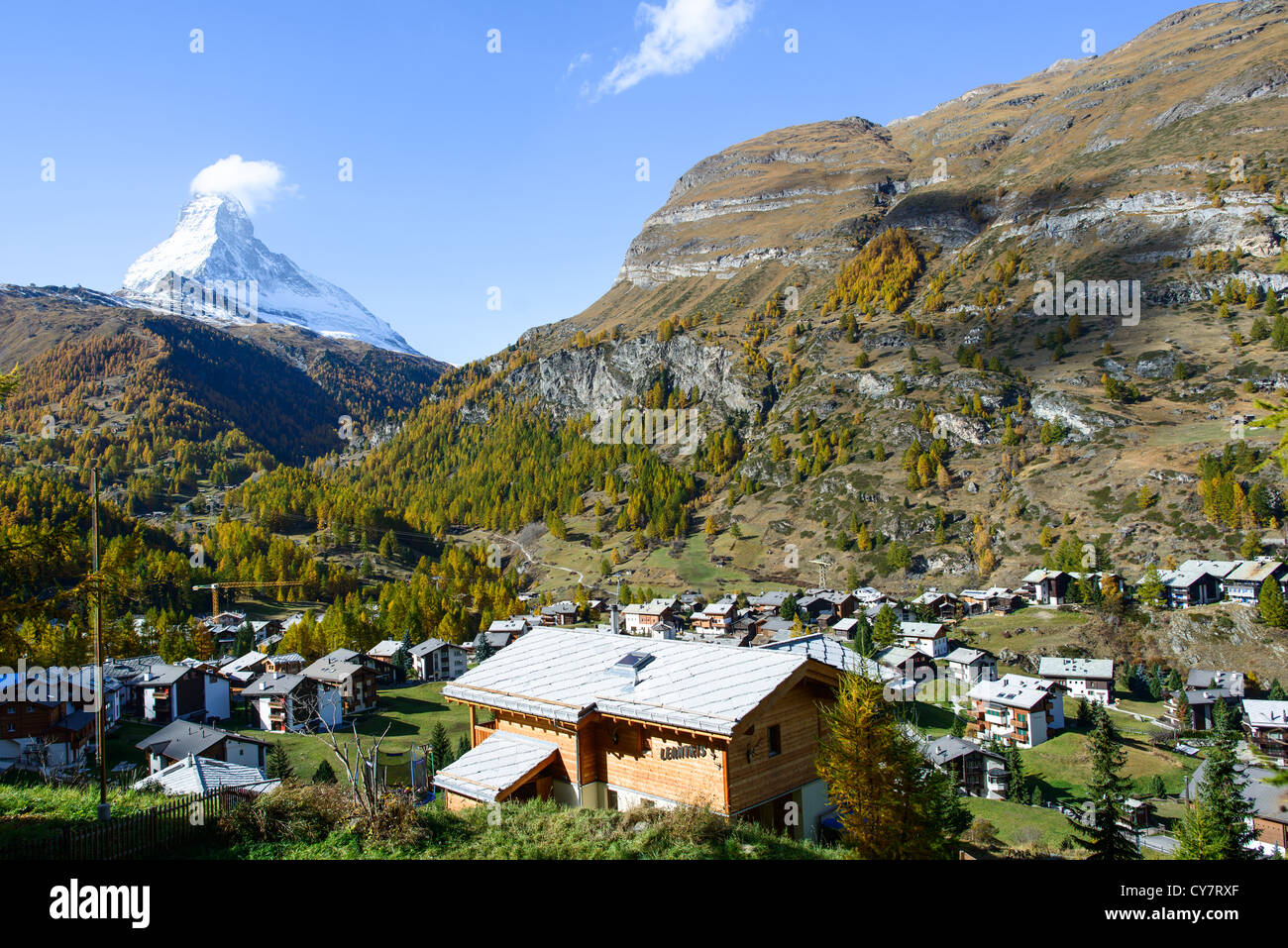 Stadt von Zermatt im Herbst mit Matterhorn im Hintergrund Stockfoto