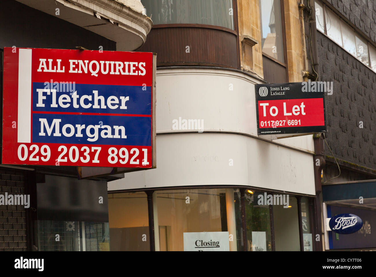 Shop Shop Ladengeschäft "For Sale" oder "Lassen Sie" typische Szene auf britischen Straßen in diesen unsicheren Zeiten. Stockfoto