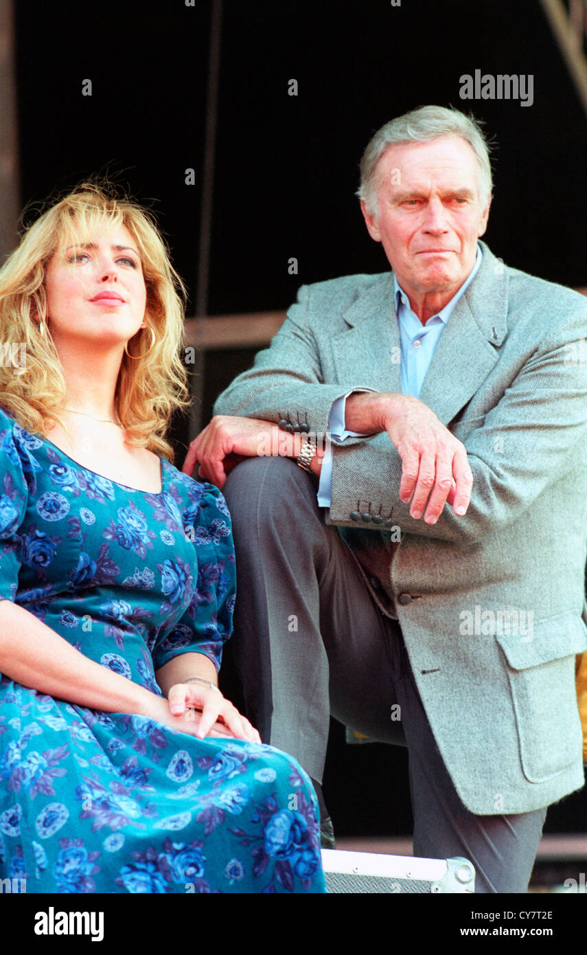 Kanadische Cellistin Ofrah Harnoy und Schauspieler Charlton Heston Unterstützung für Fundraising an der Salisbury Cathedral, Salisbury, Wiltshire, UK. Stockfoto