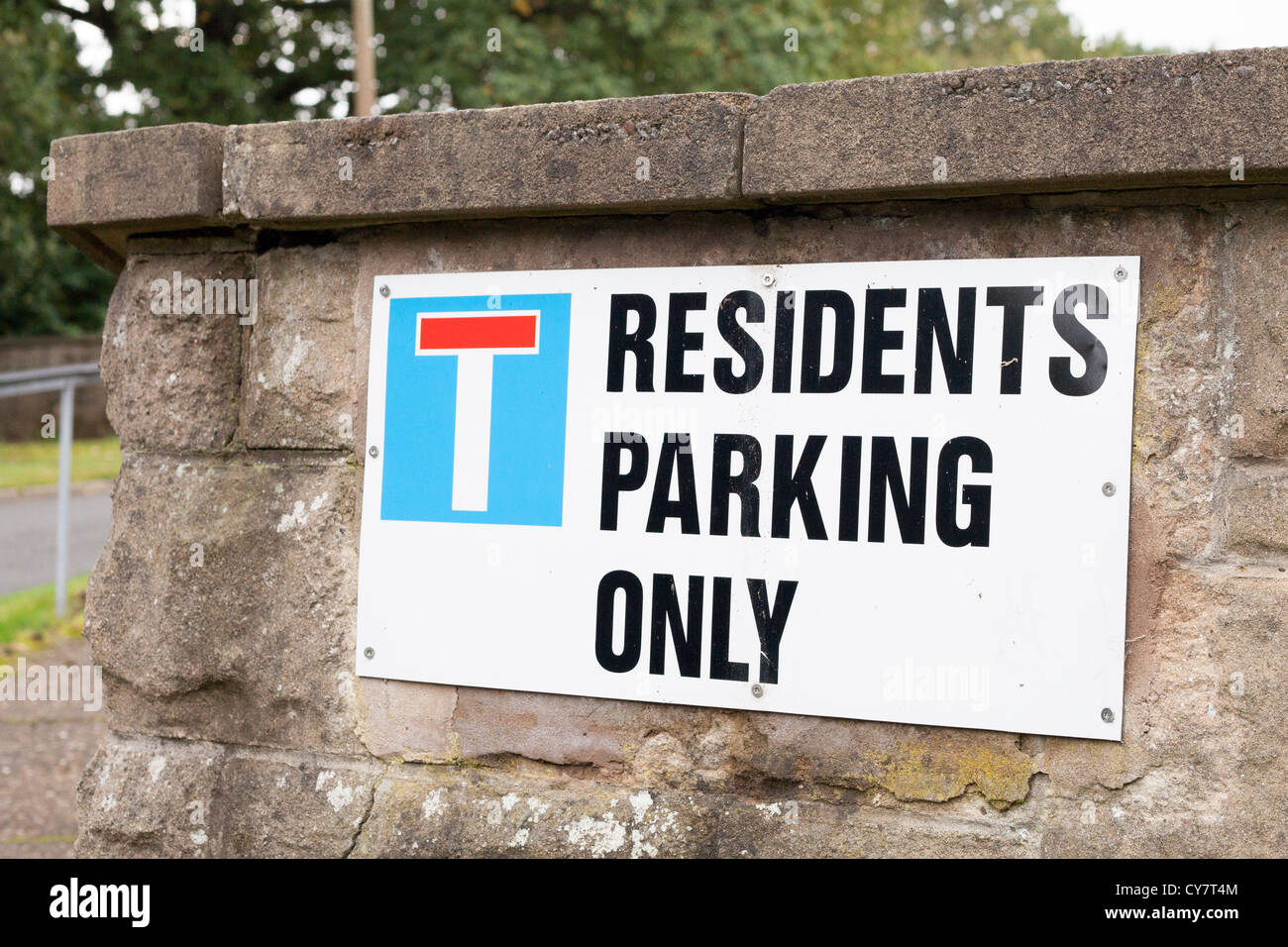 Ein Einwohner Parkplatz nur Warnung Straße unterzeichnen Nottingham England UK Stockfoto