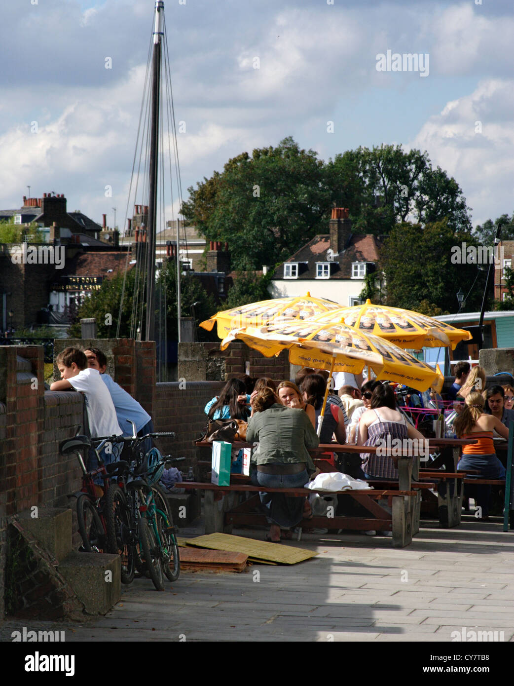 Am Flussufer an der Rutland und Blue Anchor Pub Hammersmith Stockfoto