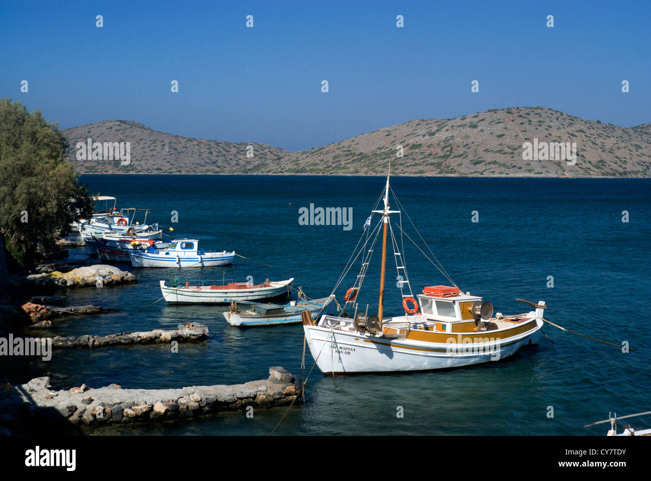 Angelboote/Fischerboote und Meer Elounda Aghios Nikolaos Lassithi Kreta Griechenland Stockfoto