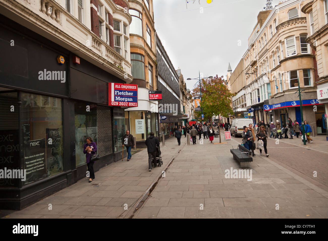 Shop Shop Ladengeschäft "For Sale" oder "Lassen Sie" typische Szene auf britischen Straßen in diesen unsicheren Zeiten. Stockfoto