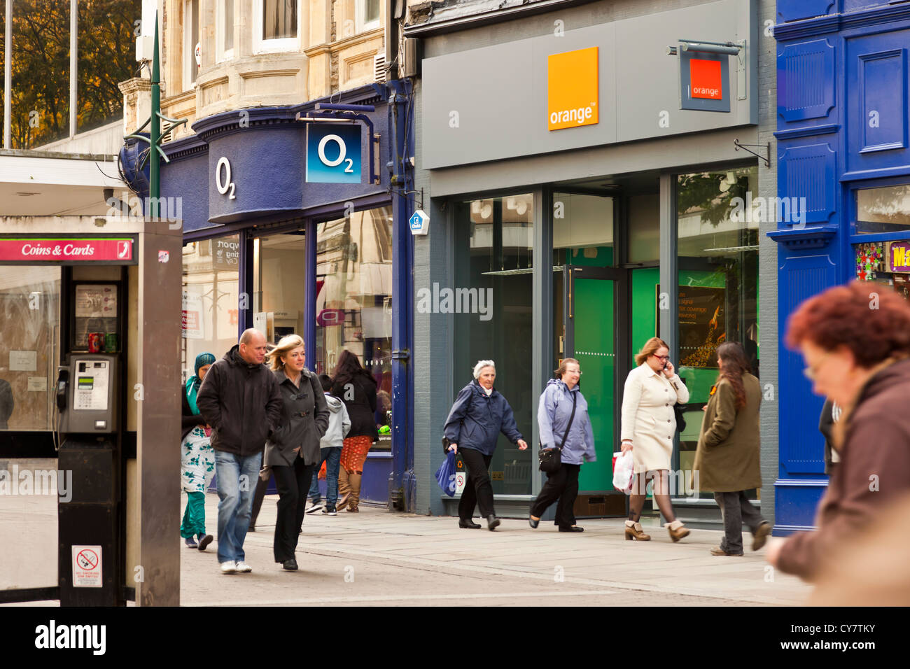 O2 und Orange Shops nebeneinander an der typischen High Street seine scheint da Stadtzentren nur Telefon Geschäfte Banken oder Kaffee s Stockfoto