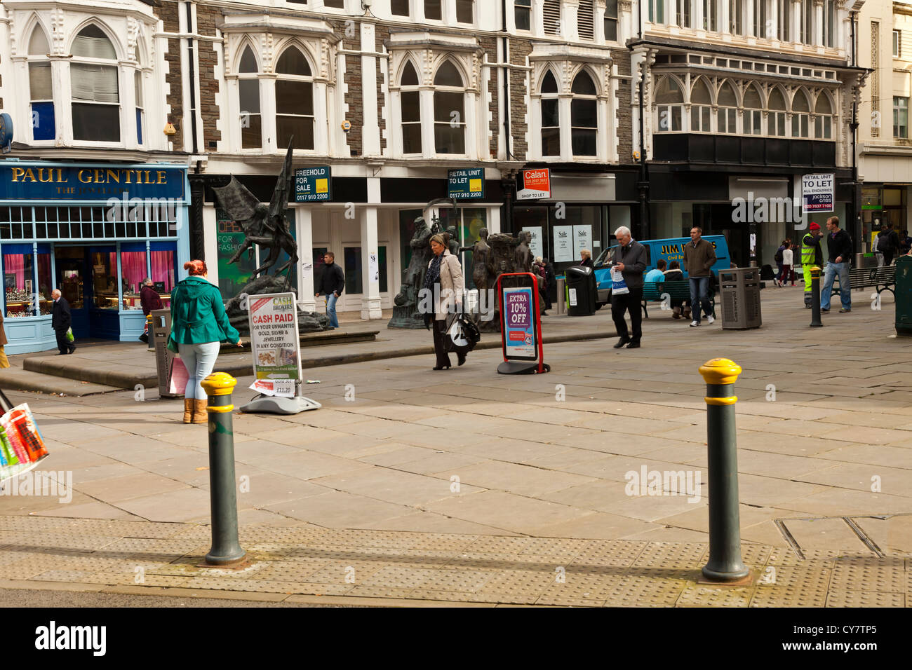 Vier leer Shop-Einzelhandel-Einheiten nebeneinander in Stadt Zentrum Lage im Stadtzentrum, Newport, Wales UK. Stockfoto