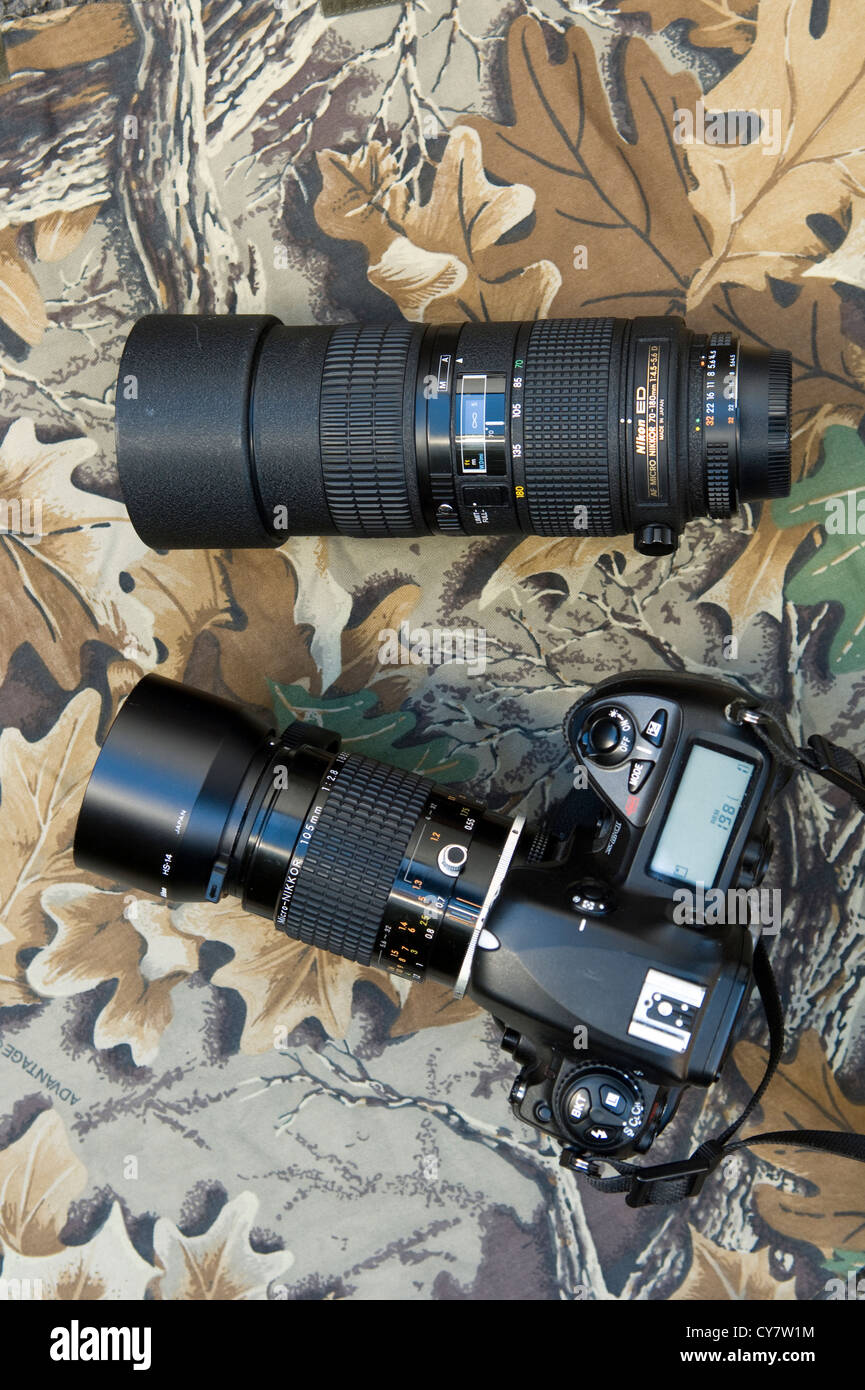 Nikon Digitalkamera mit manuelle Makroobjektiv 105mm und 200mm Autofokus-Objektiv Stockfoto