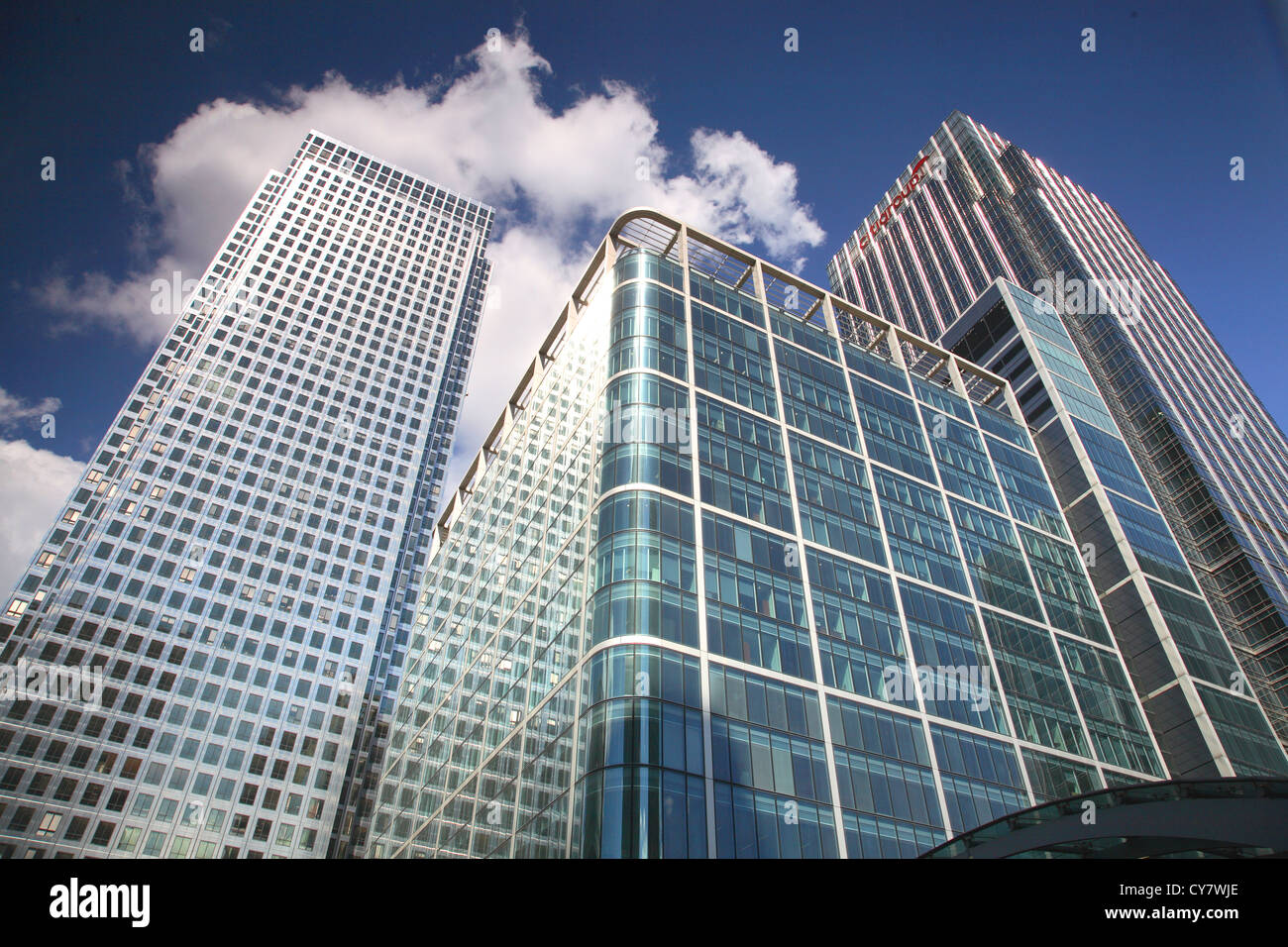 Blickte zu dir Türme in Londons Canary Wharf Entwicklung einschließlich Nummer One Canada Square es das höchste Gebäude. Stockfoto