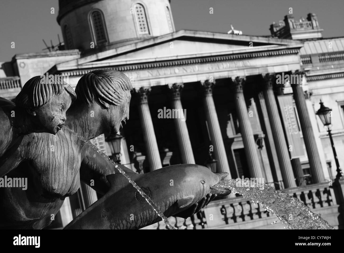 Teil einer Wasser-Skulptur am Trafalgar Square in London, mit der Nationalgalerie im Hintergrund Stockfoto