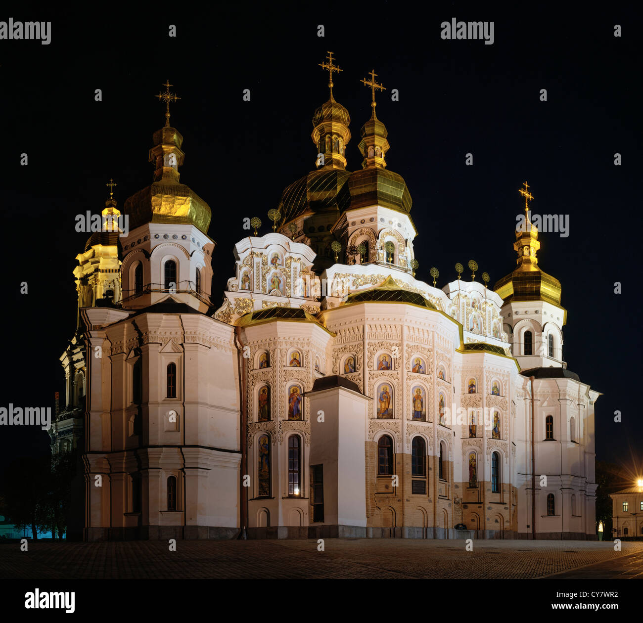 Uspenski Kathedrale im Höhlenkloster von Kiew in der Nacht Stockfoto