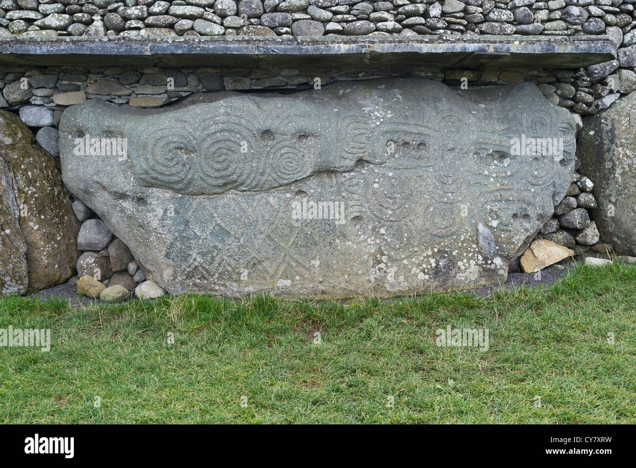 Steinzeit-Markierungen auf einem Felsen am Newgrange neolithischen Durchgang Grab in Bru Na Boinne im Boyne Valley, County Meath, Irland Stockfoto